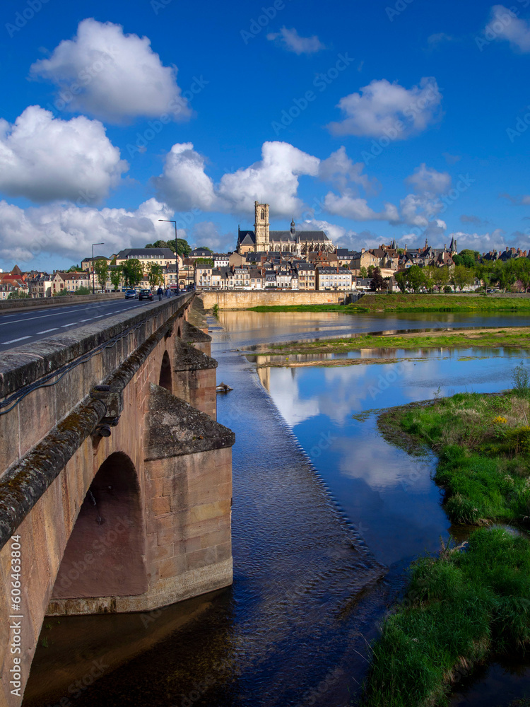 Nevers. Le vieux pont sur la Loire. Département de la Nièvre.  Bourgogne Franche Comté. France