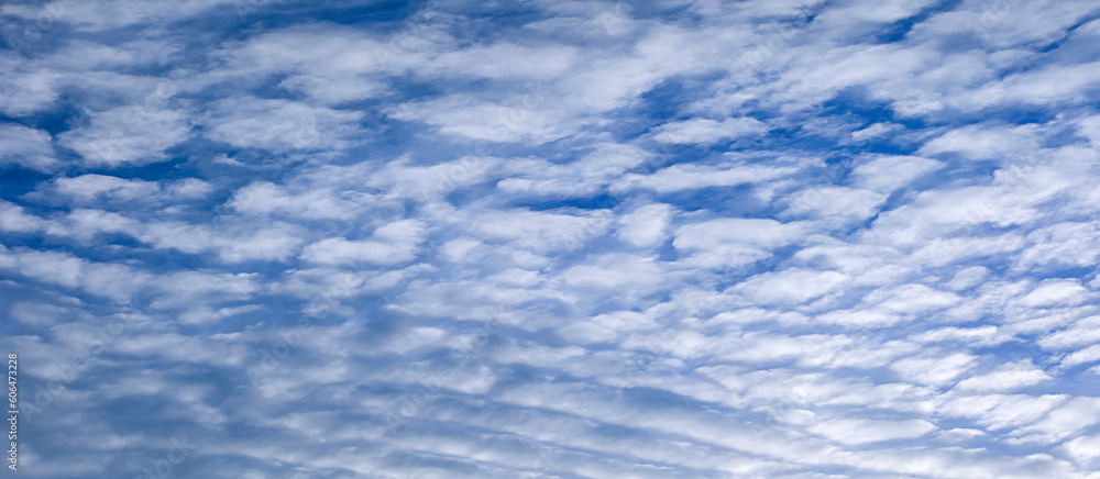 Blauer Himmel mit Wolken Panorama