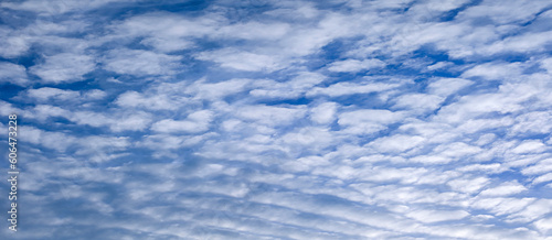 Blauer Himmel mit Wolken Panorama