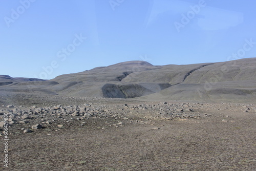 colline dénudée après éruption volcanique