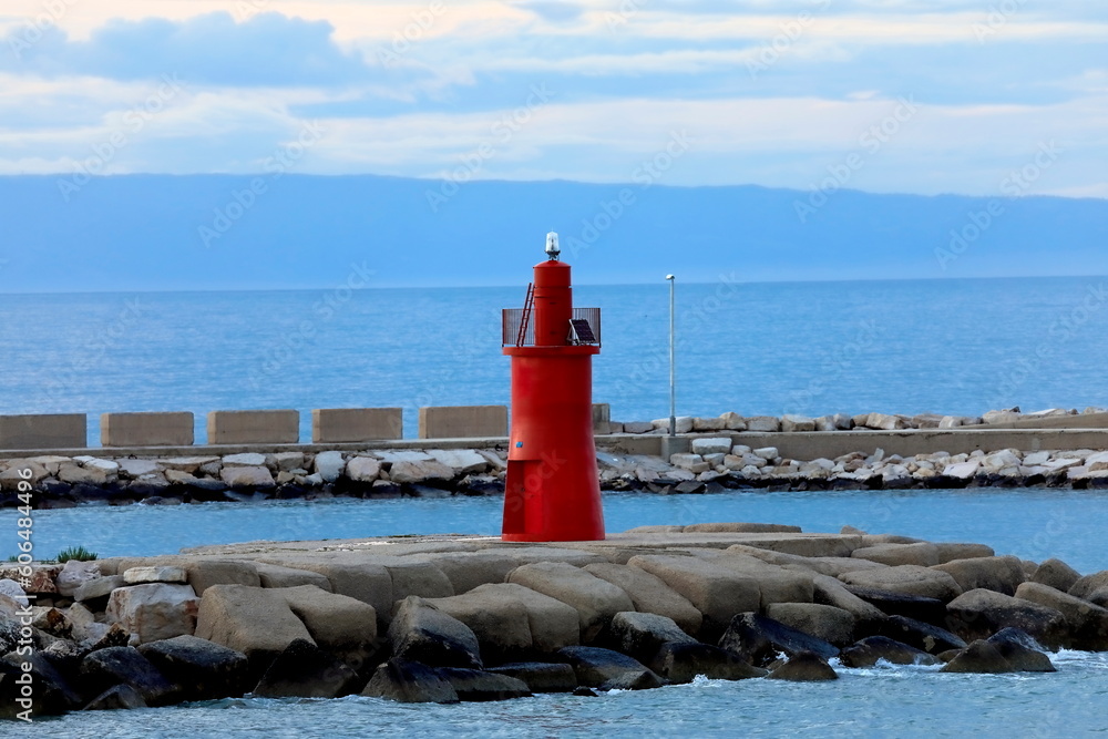 Faro  rosso sul molo di Trani ( Bari )