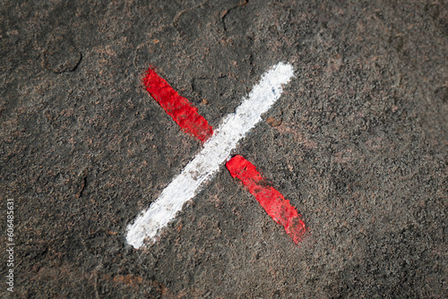 Sinalização de uma cruz de cor branco e vermelho a dar indicação aos caminhantes nos seus passeios pela natureza photo