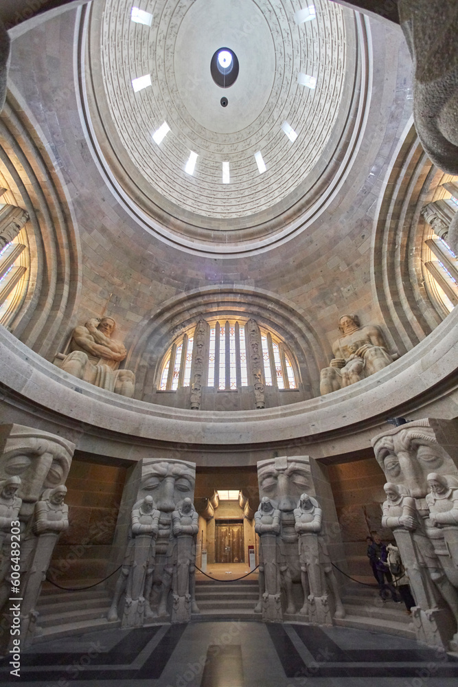Imposanter Blick in die Ruhmeshalle, im Inneren des Völkerschlachtdenkmals bei Leipzig, in Sachsen, Deutschland.