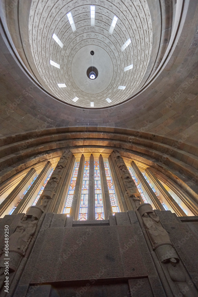 Obraz premium Imposanter Blick in die Ruhmeshalle, im Inneren des Völkerschlachtdenkmals bei Leipzig, in Sachsen, Deutschland.