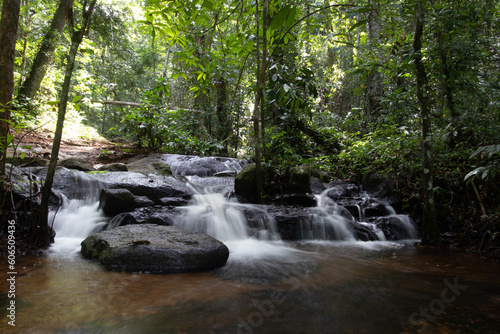 Fototapeta Naklejka Na Ścianę i Meble -  Cascade en pleine forêt sur le sentier du Rorota en Guyane