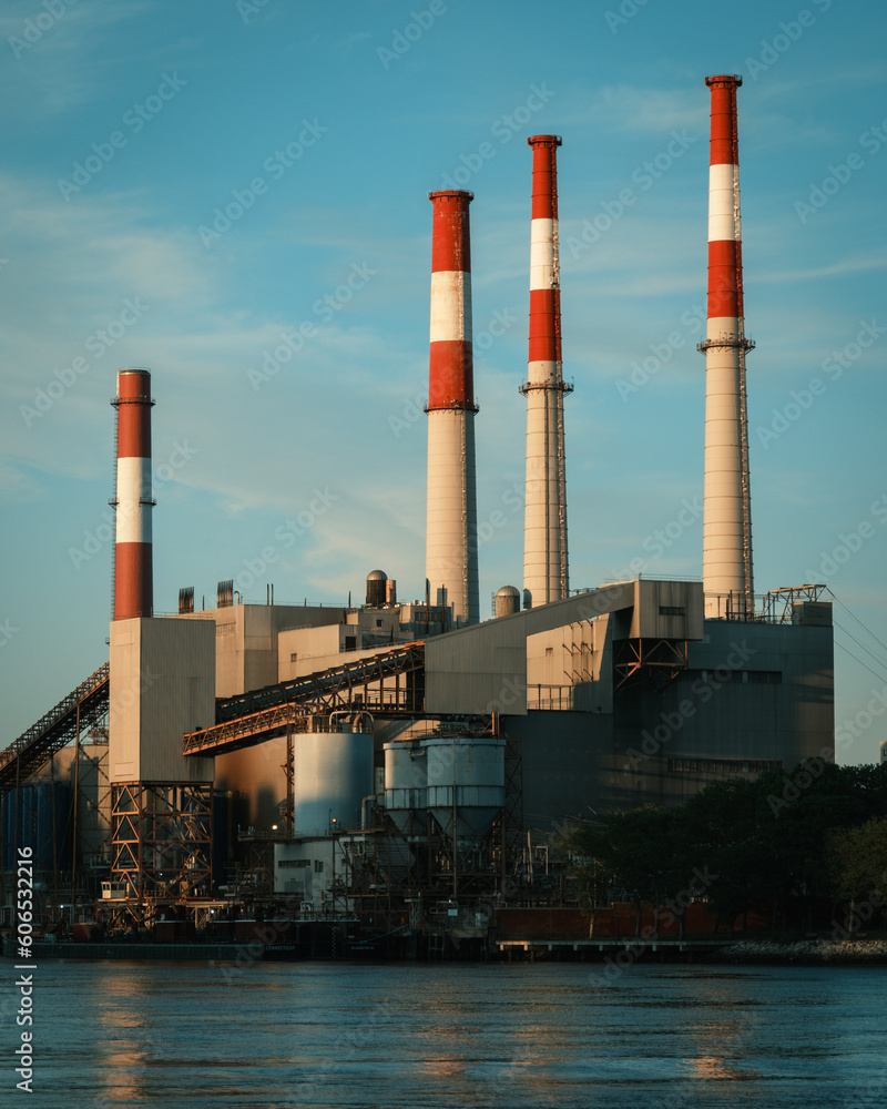 Obraz premium View of Ravenswood Generating Station.from Roosevelt Island, New York City