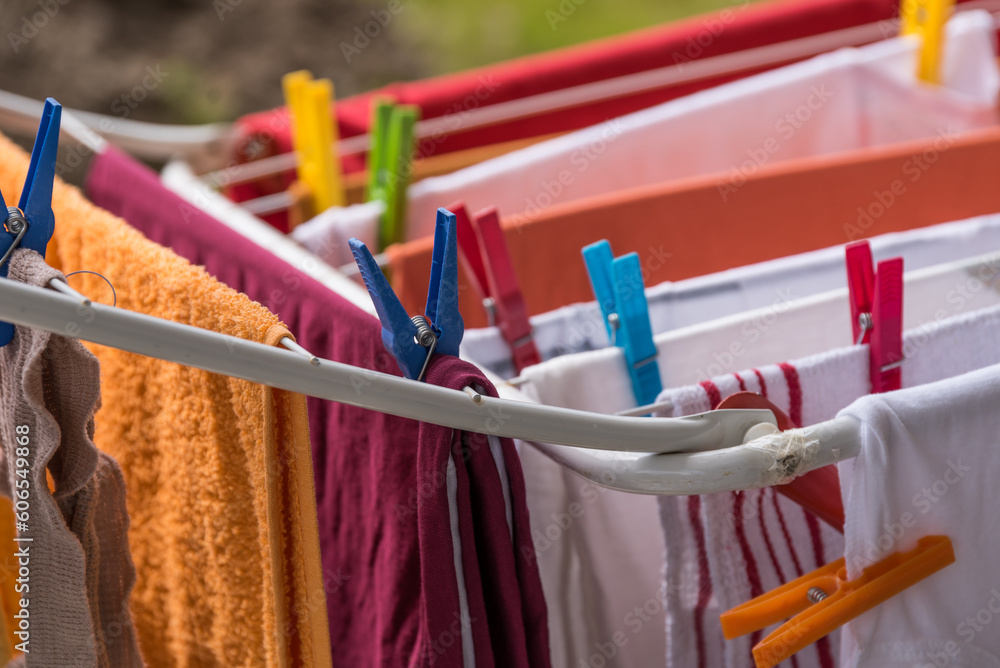 Wäscheständer - Kleidung an Wäscheklammern zum Trocknen