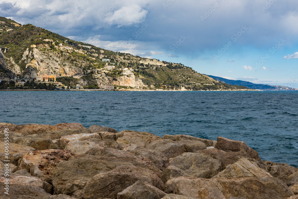 Frontière italienne depuis le Vieux-Port de Menton Frontière italienne depuis le Vieux-Port de Menton