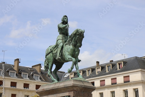 Statue de Jeanne d'Arc place du Martroi, ville de Orléans, département du Loiret, France photo