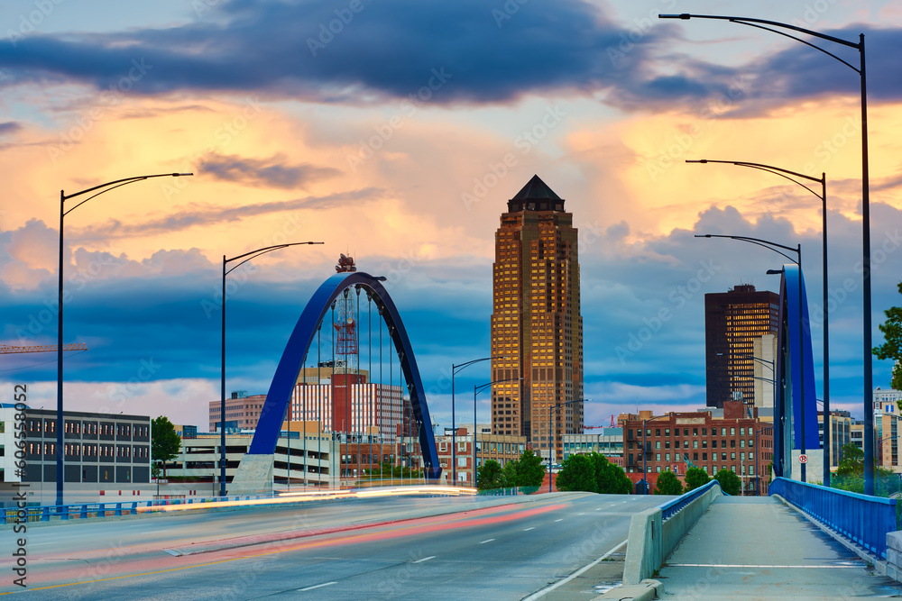 Ταπετσαρία Timelapse of clouds behind the George Washington Carver Bridge in Des Moines, Iowa
