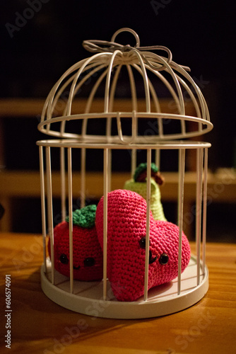figurines en laine dans un cage décorative