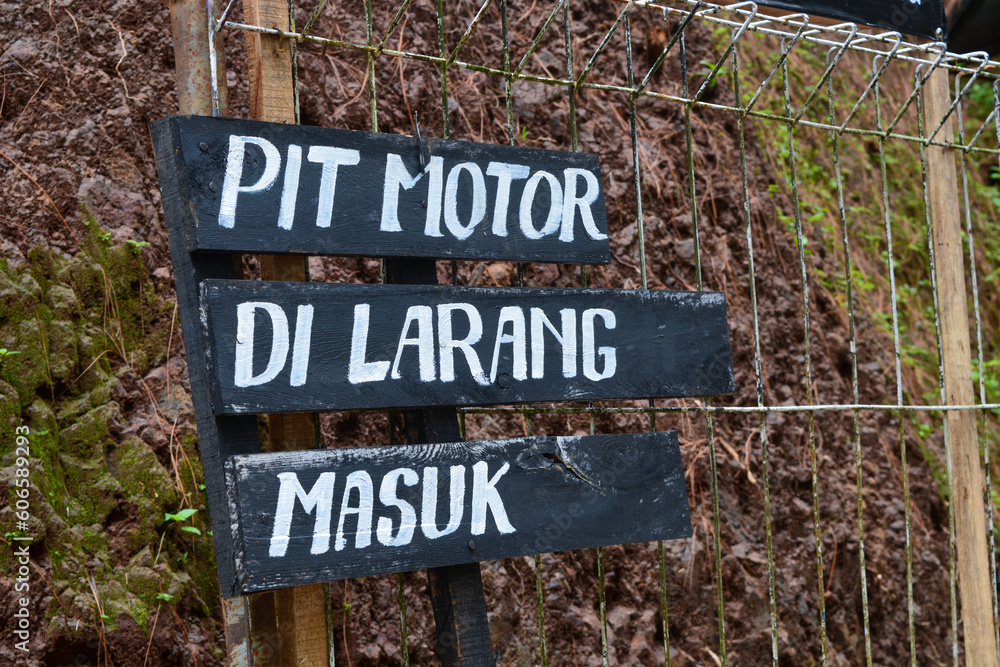May 12, 2023, Photo of a signboard at a tourist spot to show directions. Wonosobo, Indonesia