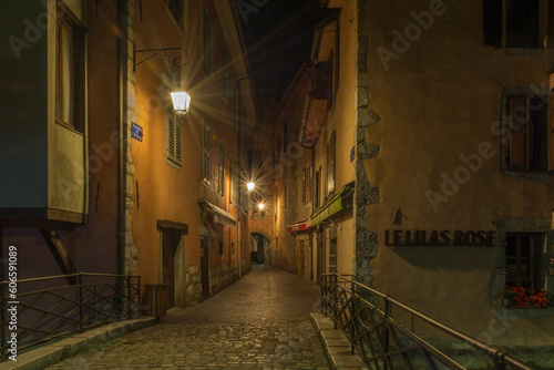 Calle nocturna de Annecy  Francia