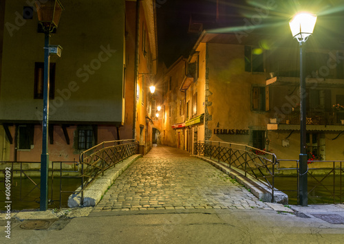Calle nocturna de Annecy, Francia