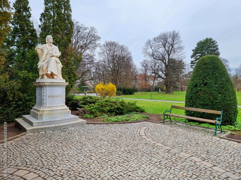 Φωτογραφία Marble statue of the austrian poet and writer Robert Hamerling sitting in a chair in the city park Stadtpark, in Graz, Steiermark region, Austria