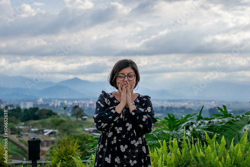  Mujer Sonriente pelo corto, sonrisa grande realizando poses para ser fotografiada