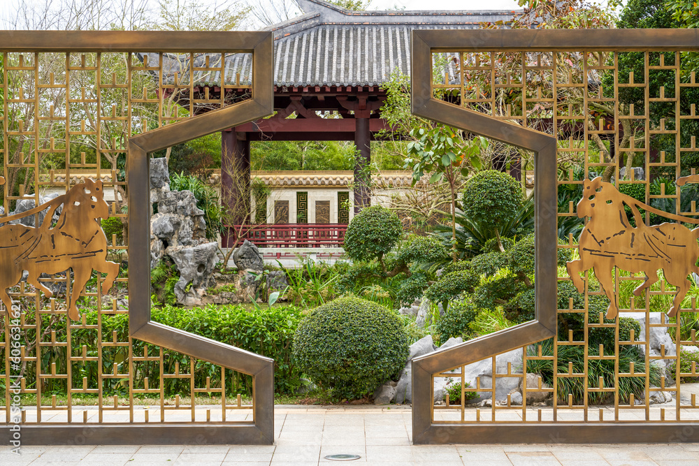 Gold-plated partition wall in modern Chinese luxury garden