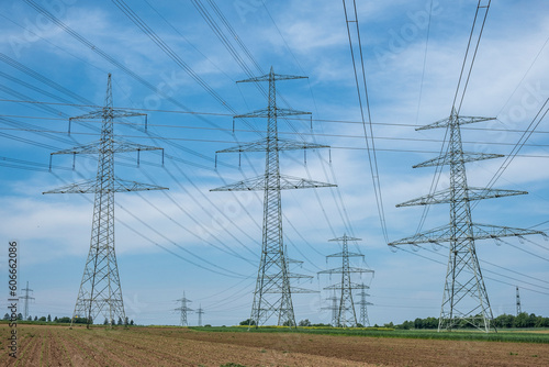 Stromtrassen nahe dem vom Netz genommenen AKW Grafenrheinfeld im Kreis Schweinfurt, Unterfranken