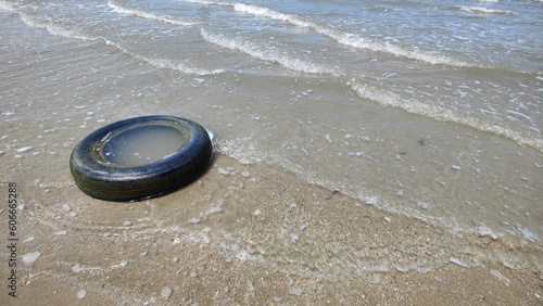 The tires discarded on the beach cause a kind of pollution problem.