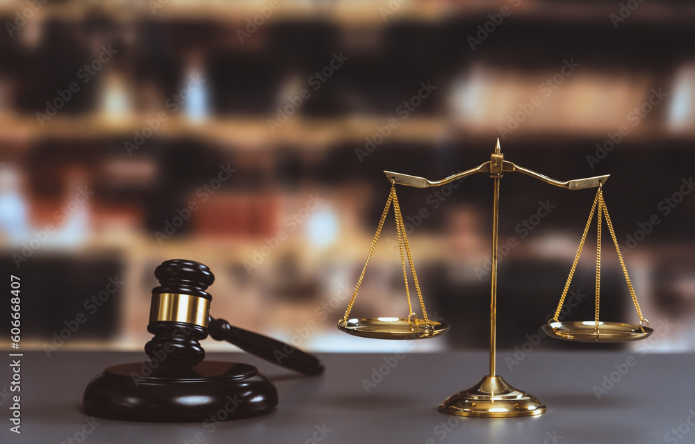 Φωτογραφία Shiny golden balanced scale and wooden gavel in law firm or lawyer office background as concept justice and a common legal symbol