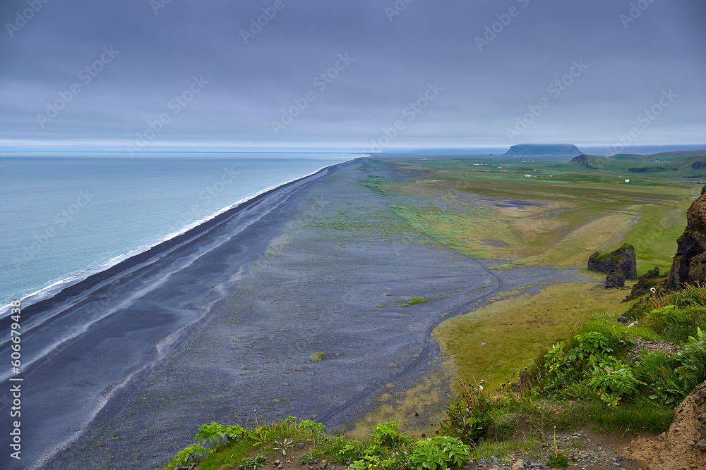 Panorámica de la Playa de arena negra Reynisfjara, Iceland Panorámica de la Playa de arena negra Reynisfjara, Iceland