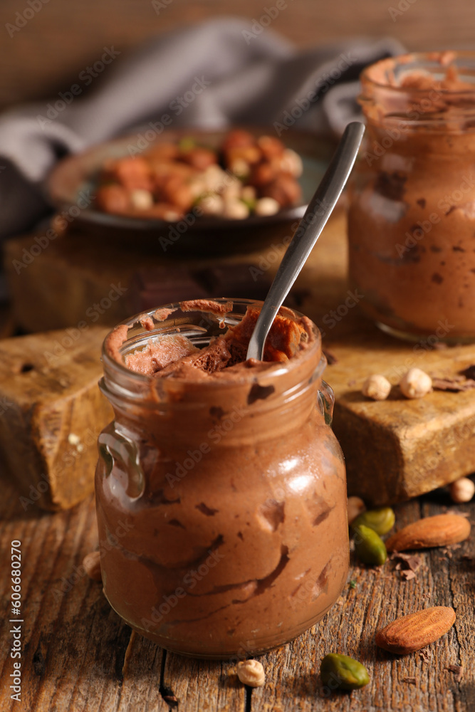 Fotografie homemade chocolate mousse and nuts