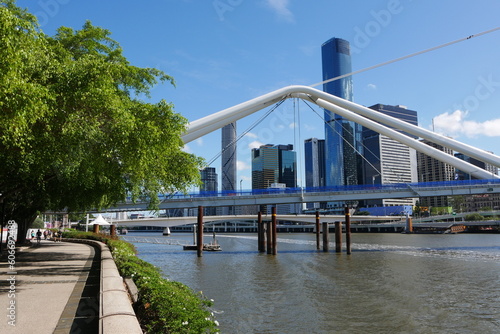 Brisbane Brücke über Fluss und Hochhäuser photo