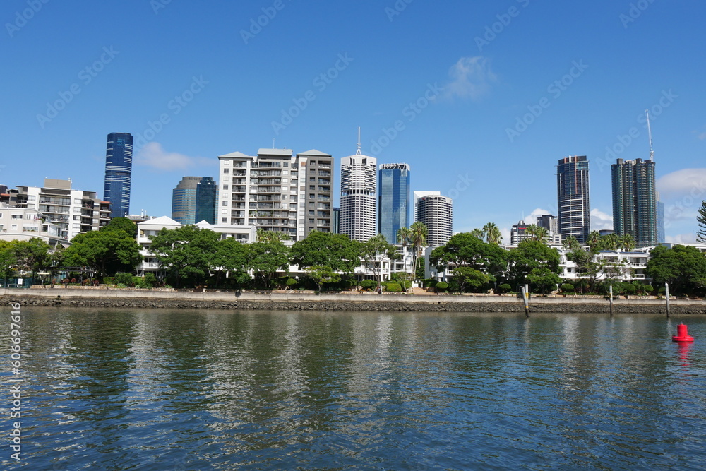 Hochhäuser am Fluss Brisbane River in Brisbane