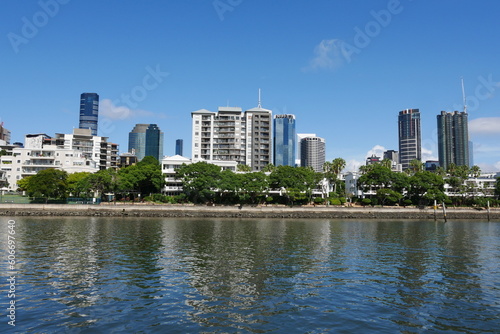 Hochhäuser und moderne Wohngebäude am Brisbane River in Queensland