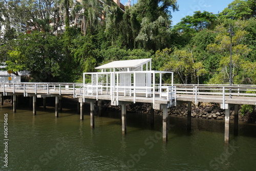 Weg auf Stelzen im Fluss in Brisbane