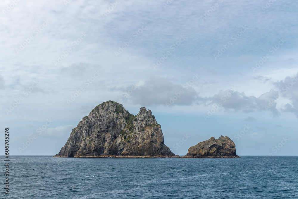 Ausgehöhlter Felsen im Meer, Bay of Islands, Neuseeland