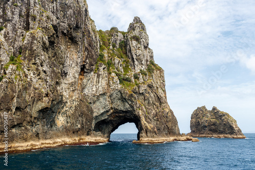 Ausgehöhlter Felsen im Meer, Bay of Islands, Neuseeland © U.A.