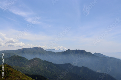 晴れの日の雲と山