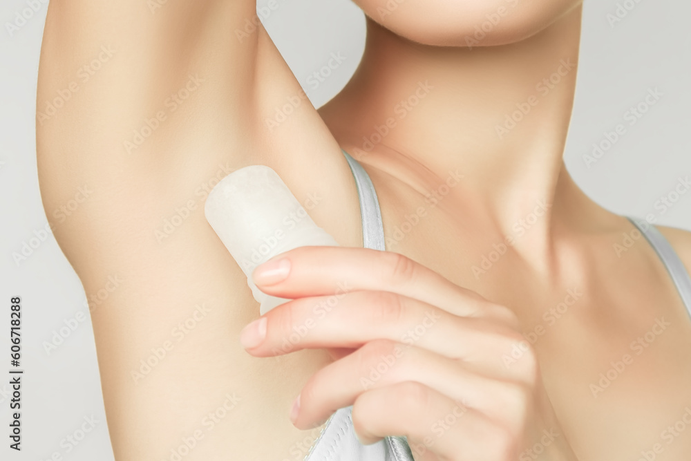 Ταπετσαρία woman uses mineral alum crystal stick, natural organic deodorant