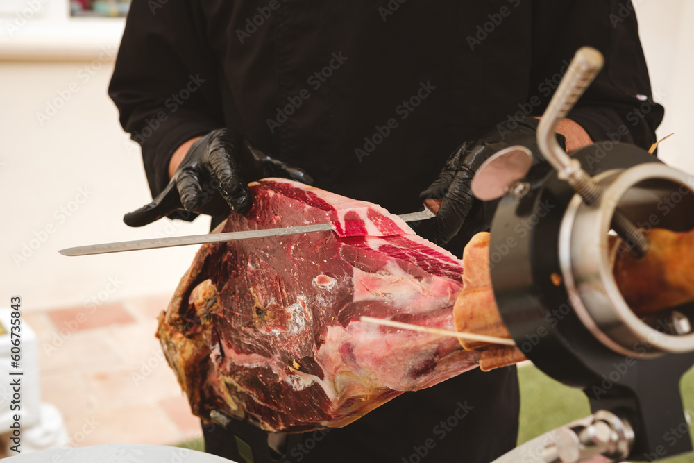Φωτογραφία Professional ham carver cutting cured ham slices