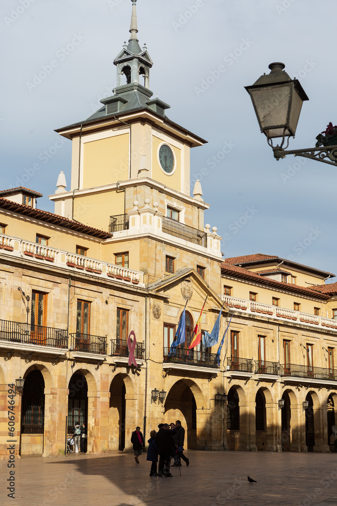 Vista del ayuntamiento de Oviedo, Asturias, en la plaza de la Constitución.