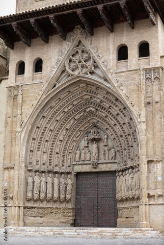 Vista de la monumental portada gótica de la catedral de Huesca, Aragón, España.