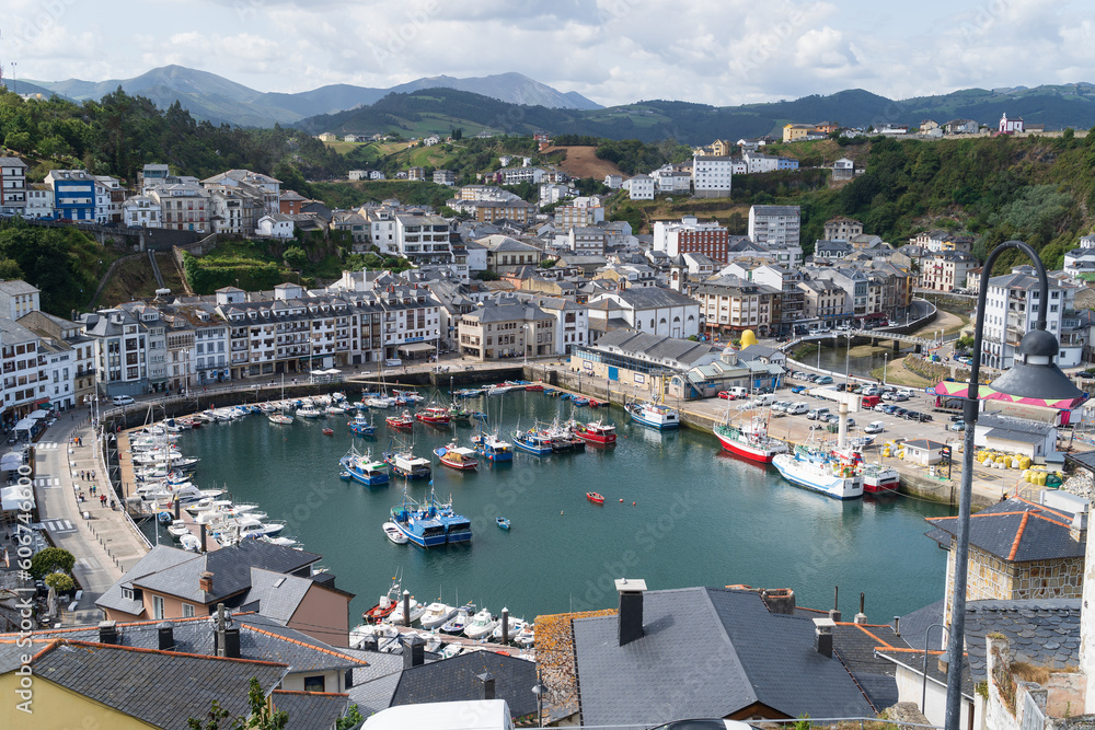 Vista aérea del puerto y la ciudad de Luarca en Asturias, España.