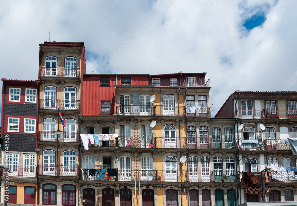 Vista de un edificio con casas típicas de Oporto, Portugal.