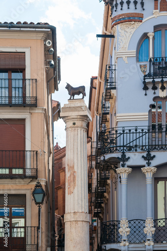 Vista de la plaza del Torico con su figura sobre una columna en Teruel, Aragón, España. photo