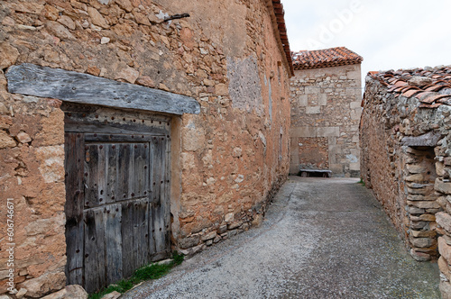 Vista de calle con viviendas de piedra en un pueblo de la España despoblada. © time and light