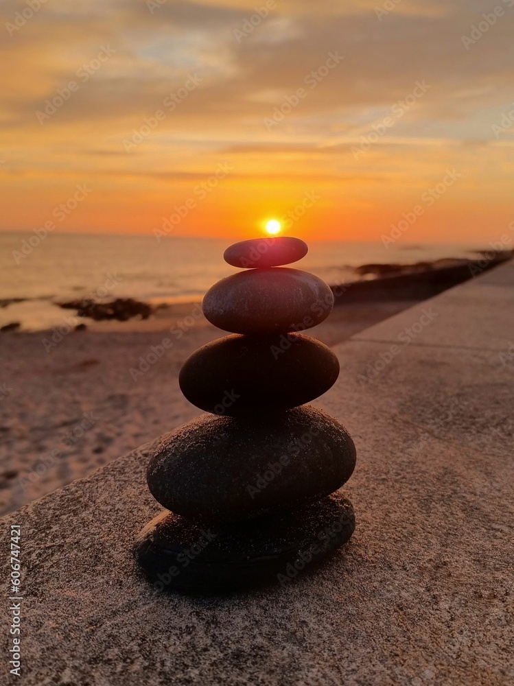 Ταπετσαρία Stack of rocks on top of each other on the beach at sunset