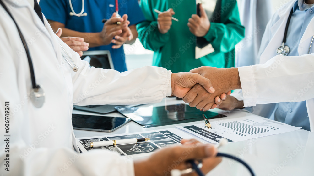 Φωτογραφία Shaking hands of International doctor team meeting hospital medical staff