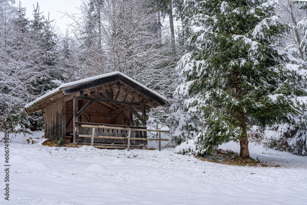 Holzhütte in einer winterlichen Landschaft