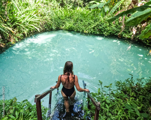 Mulher entrando no fervedouro Por Enquanto, no Jalapão, Tocantins 