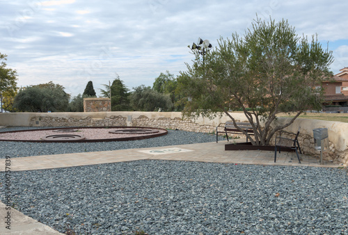 Plaza decorada con círculos de los que sale agua formando las fuentes