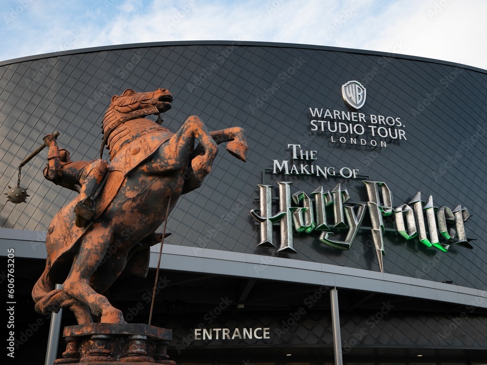 Obraz premium Beautiful view of the entrance of the studio of Harry Potter and the statue in London, UK