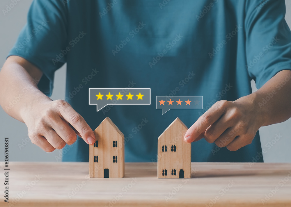 Customer review satisfaction feedback survey concept, Small House Model, Planning to buy property. Choose what's the best. loan concepts. - obrazy, fototapety, plakaty 