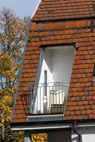 Kleiner Balkon - Loggia in einem roten Zieldach eingeschnitten photo