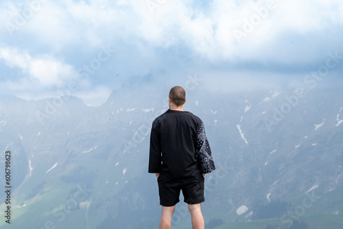 Mann auf ein Bergpanorama blickend